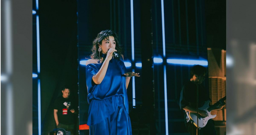 丁噹到菲律賓演出，連老闆都搶著跟她合照。（圖／相信音樂提供）