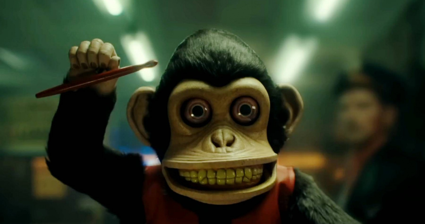 《史蒂芬金之猴子》詛咒殺人玩具猴子，因為迪士尼作品的形象版權因素，從敲鈸改成打鼓。（圖／采昌提供）