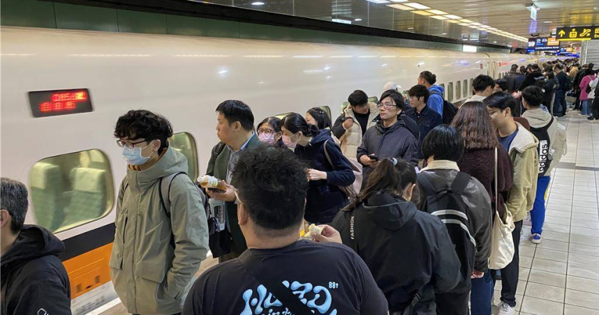 高鐵桃園站疏運台灣燈會賞燈旅客。（圖／中國時報記者蔡明亘攝）