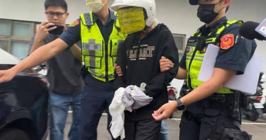 無照毒駕少年撞死行人後冷血逃逸，15分鐘後自撞落網成殺人嫌犯。（ 圖／翻攝畫面）