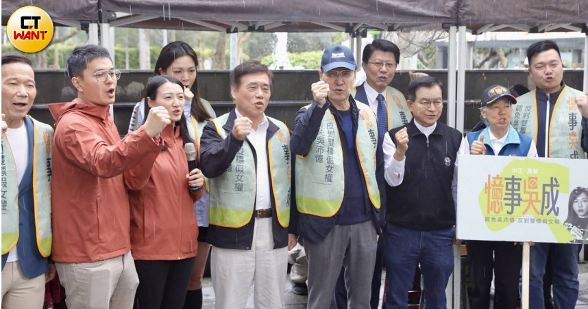 中廣前董事長趙少康、前台北市長郝龍斌赴台北市萬華罷免吳沛憶連署站加油打氣。（圖／黃耀徵攝）