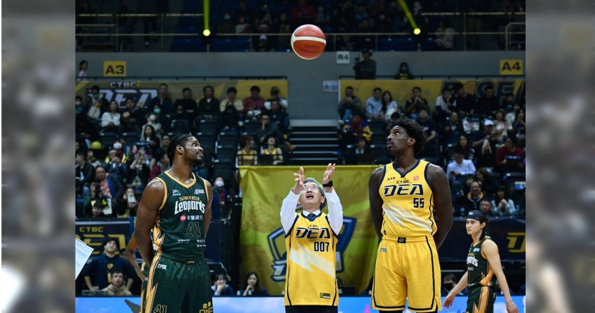 中信籃球特攻隊8日出賽，特別邀請調查局局長陳白立等人開球，呼籲球迷加入打詐、反毒行列。（圖／翻攝畫面）