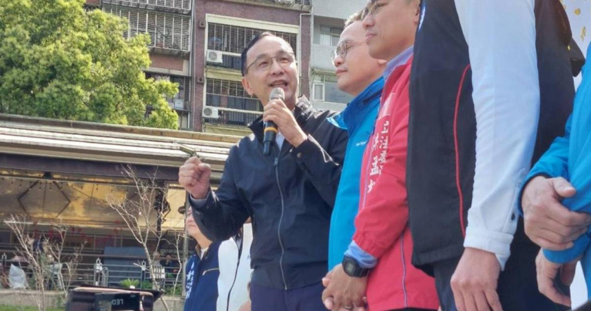 國民黨主席朱立倫今（9）日出席「民主向前 跨越百年」紀念國父孫中山先生逝世100周年健行植樹活動致詞時，拋出中央既然稱2000億元預算遭砍，不如發給全台每戶可以拿到2萬多。（圖／中國時報陳慰慈攝）