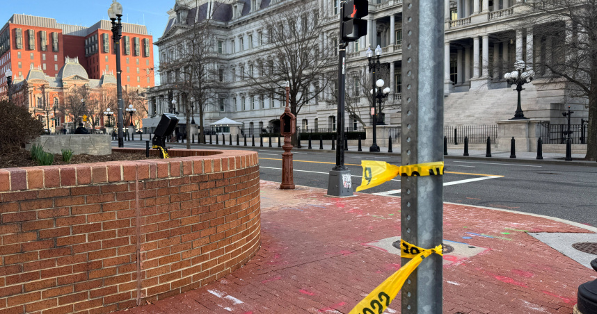 美國華盛頓特區，特勤局稱他們擊斃了一名揮舞槍支的男子，警方在白宮週邊街道上封鎖了槍擊現場。（圖／達志／路透社）