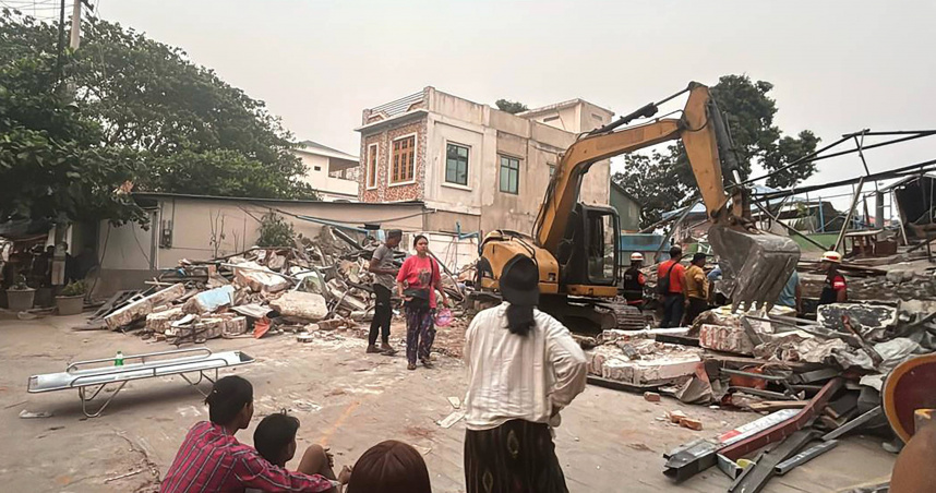 志工在緬甸第二大城市曼德勒的地震災區協助救援。（圖／達志／美聯社）