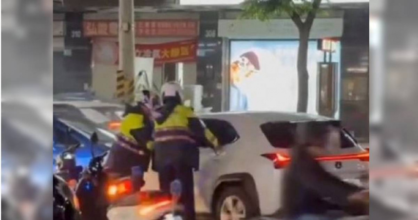 王姓駕駛酒後開車左右搖擺遭攔查，豈料他竟拒檢逃逸，直到闖紅燈撞擊他車才落網。（圖／翻攝畫面）