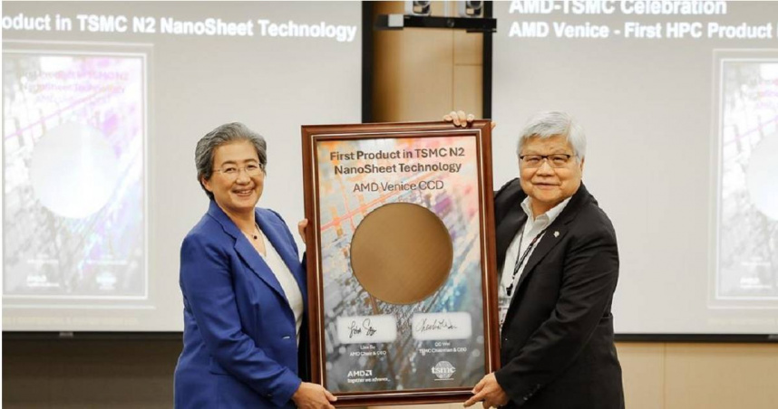 AMD攜手台積電打造全球首款2奈米晶片，左為AMD董事長暨執行長蘇姿丰博士、右為台積電董事長暨總裁魏哲家博士。（圖／AMD提供）