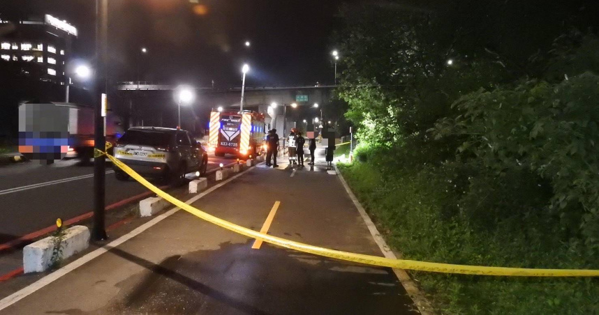 圖說：新莊警獲報老翁失蹤，循線找到河堤通報消防協尋，找到時已成浮屍。（圖／翻攝畫面）