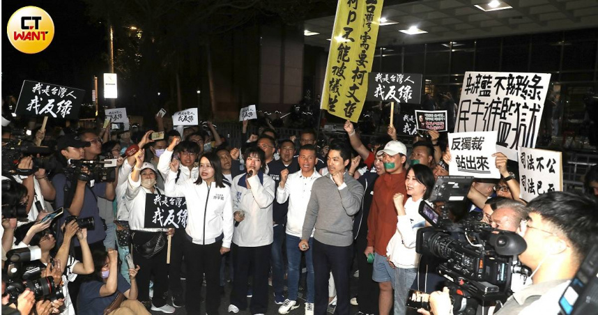 蔣萬安今天到北檢前聲援抗議司法不公的藍營發言人及群眾（圖／劉耿豪攝）