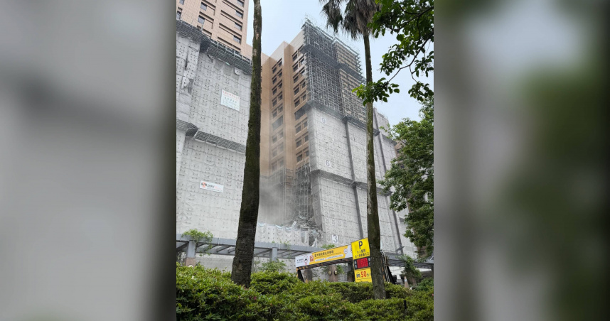 台大醫院外牆工程的鷹架倒塌。（圖／Threads／@emilylai224）