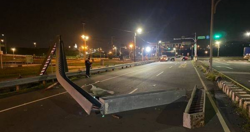 大貨車違規駛過引發交通大亂，三重至蘆洲塞車不斷。（圖／翻攝畫面）