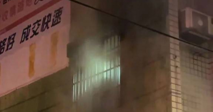 高雄1棟3樓透天厝火警，1樓傢俱突冒烈火竄濃煙，所幸1家4口緊急逃生平安獲救。（圖／翻攝畫面）