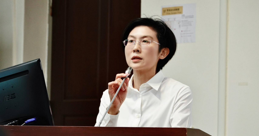 立法委員林岱樺在立法院質詢時指出，食藥署許可的實驗室直接採用具中國大陸軍方背景的設備。（圖／林岱樺辦公室提供）