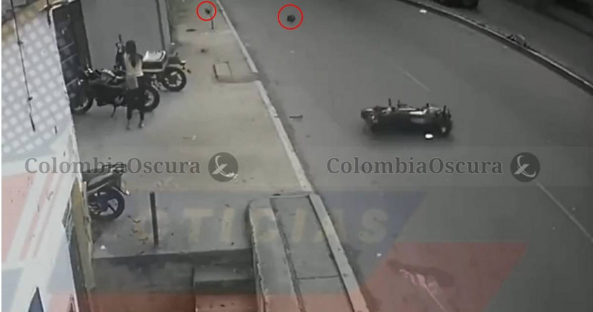 哥倫比亞一名機車騎士的頭遭電纜斬斷。（圖／翻攝自X／@ColombiaOscura_）