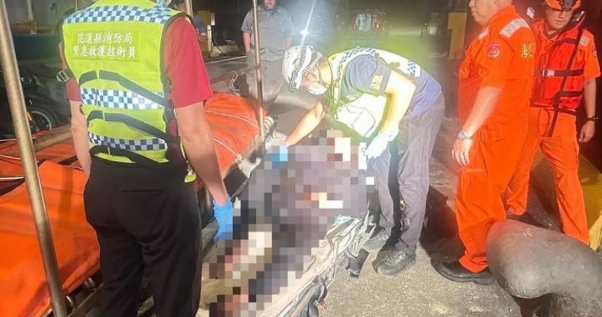 通緝犯在和中海灘撿貝殼時，不慎被海浪捲走無法上岸，經警消救起後所幸僅虛脫。（圖／翻攝畫面）