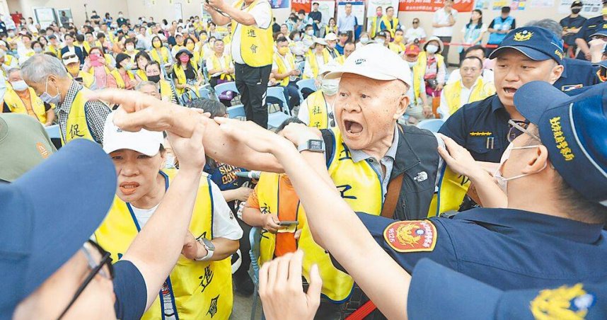 台北市政府14日舉行第二場社子島徵收公聽會，社子島自救會成員與社子島促進會成員爆發多次口角。（圖／中國時報杜宜諳攝）