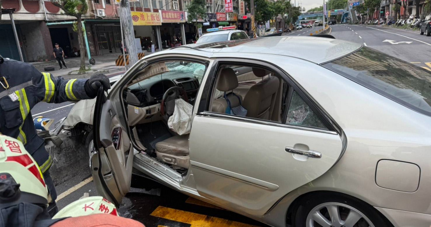 北大國小旁19日發生嚴重車禍，導致15人受傷、4人命危，駕駛也昏迷送醫。（圖／翻攝畫面）