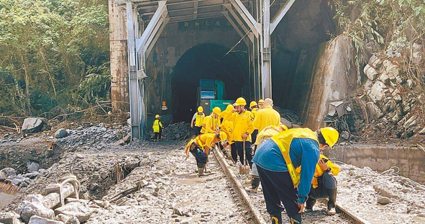 花蓮縣從5月20日起多天出現午後雷陣雨，造成蘇花公路一度中斷，鐵路24日搶通恢復雙向通車。圖為北迴線和仁至崇德間搶修畫面。（圖／報系資料照片）