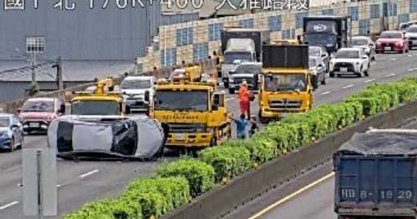 國道1號南向台中大雅段發生轎車翻覆事故，車輛90度側翻佔據車道。（圖／翻攝國道監視器）