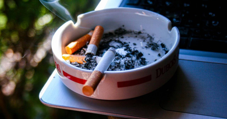 法國自6月30日起實施戶外禁菸令，民眾在海灘、公園吸菸將面臨最高約新台幣2萬6千元罰鍰。（示意圖／Pixabay）