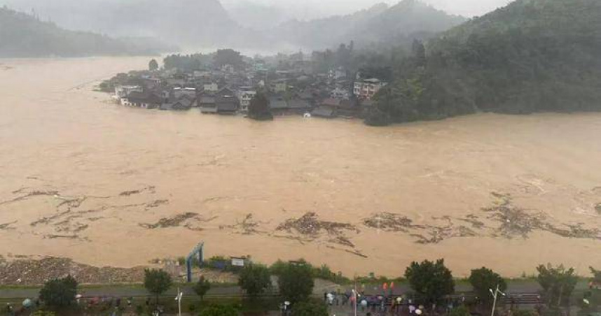 大陸貴州榕江日前爆發嚴重洪災，一名27歲女子為挪車避災。（圖／受訪者提供）