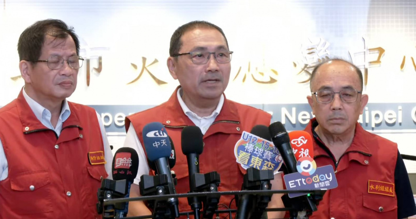 侯友宜7日表示，人民生命安全絕對不是政治籌碼，一切決定以專業判斷為準，新北市在天氣風險管理公司以及氣象署專業預報中，今天沒有達到停班停課的標準。（圖／截自中時新聞網直播）