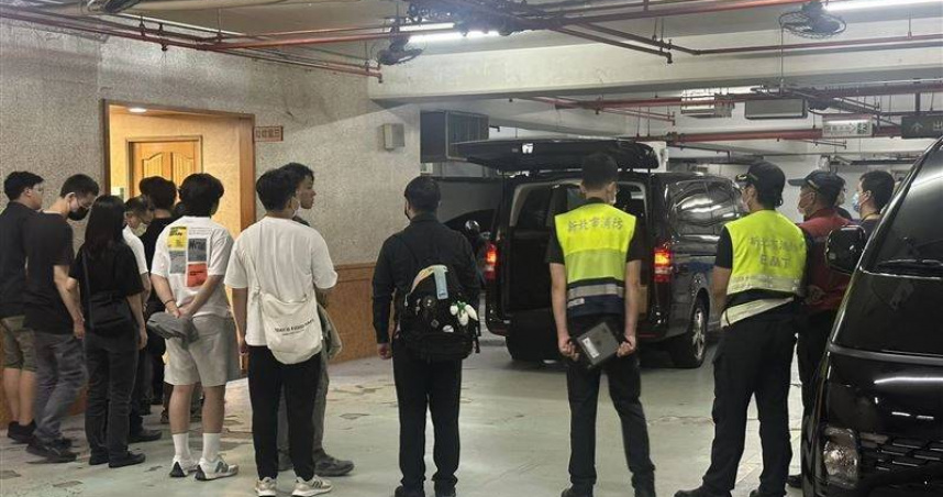 消防員吳恩碩8日在救人時不甚落水身亡，同事們悲痛萬分，在太平間列隊相送。（圖／翻攝畫面）