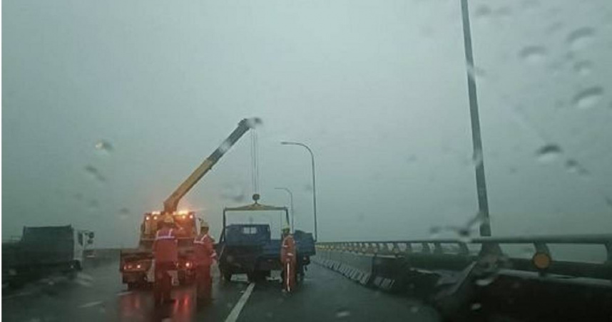 駕駛疑「打水漂」連撞護欄。（ 圖／翻攝畫面）