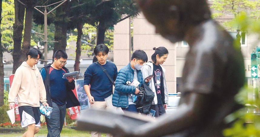 台灣每年有近9成、超過14萬高中生成為大學新鮮人，但同時卻也有超過12萬大專院校生選擇休退學。（圖／報系資料照）