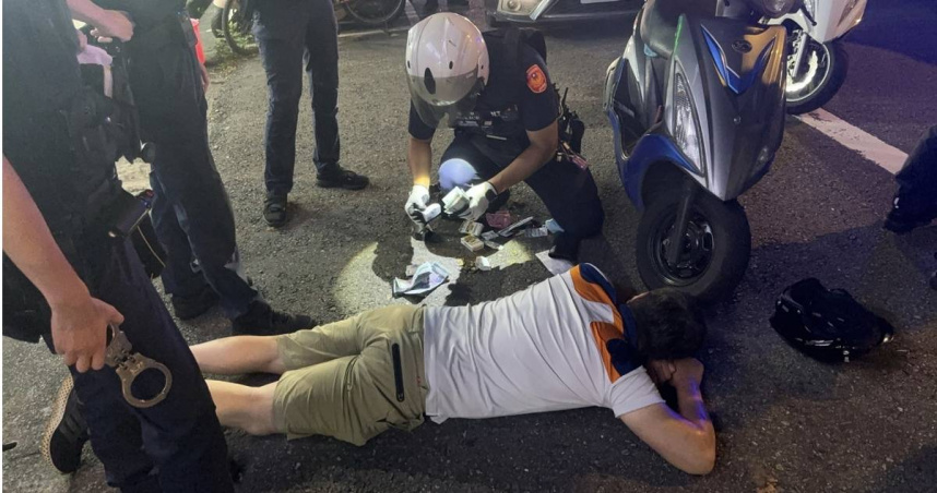 洪姓男子不滿在彩券行輸錢，竟潑灑汽油並搶劫逃逸，最終在犯案後33分鐘就被警方逮捕。（圖／翻攝畫面）