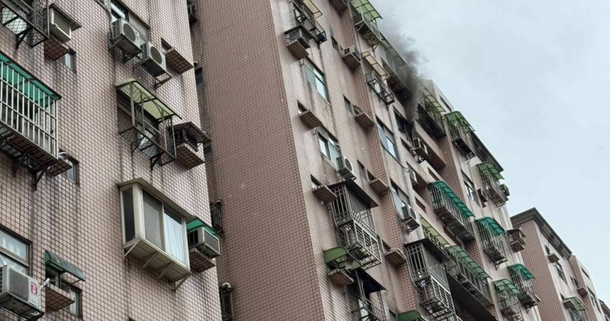 淡水某社區大樓發生火警，男童一度受困救出後預防性送醫。（圖/翻攝畫面）