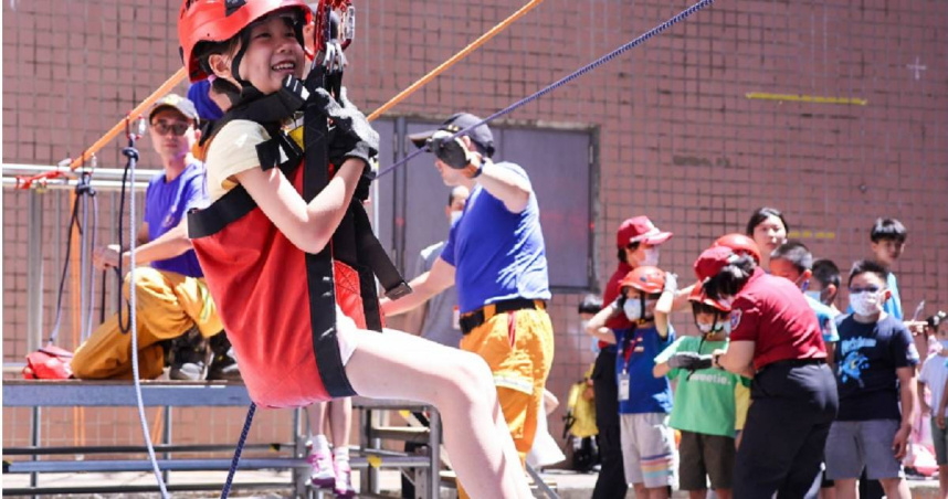 天氣炎熱，一名國中生參加暑期夏令營時發生中暑，緊急送醫快速降溫之後才免於性命危險。（示意圖／報系資料照）