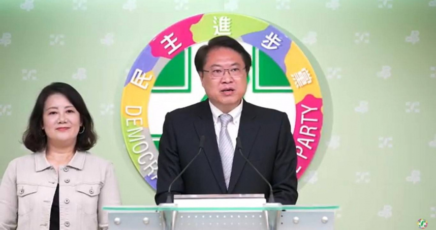 民進黨秘書長林右昌今（26）日晚間與民進黨立法院黨團幹事長吳思瑤舉行記者會，回應大罷免結果。（圖／翻攝自民進黨直播頻道）