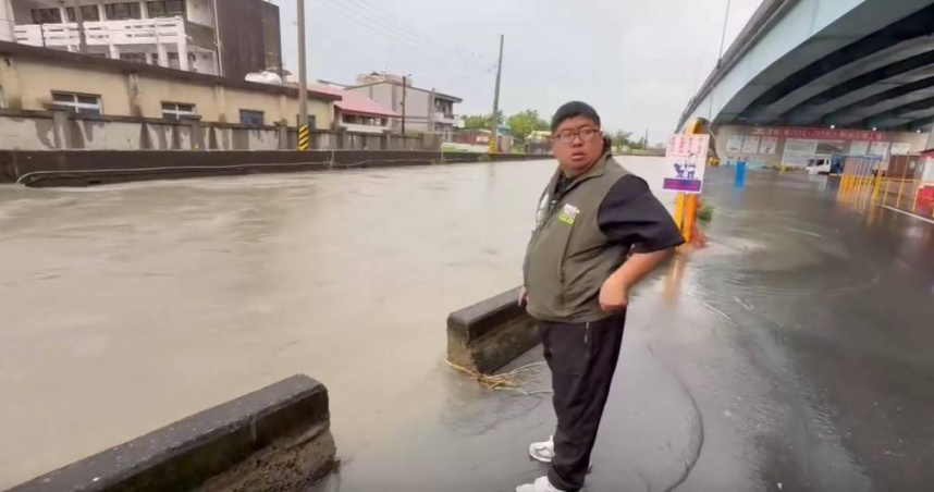 立委蔡易餘前往嘉義縣太保市埤麻腳，發現村內部分淹水、大排已滿出淹水，相當危險。（圖／翻攝自蔡易餘Threads）