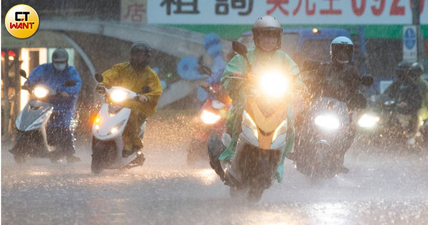 根據氣象局今（1）日下午16時公布的「24小時累積雨量預測」報告，全台已有5個地區達到停班停課標準。（圖／CTWANT資料照）