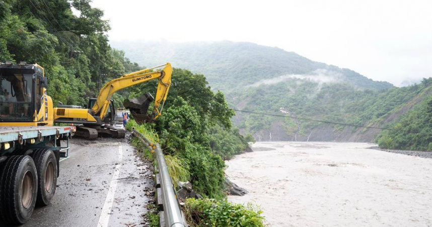 高雄市台20線山區道路30日晚間時雨量高達86mm、日累積雨量748.5mm，長時間的強降雨造成下邊坡路基沖刷淘空。（圖／交通部提供）