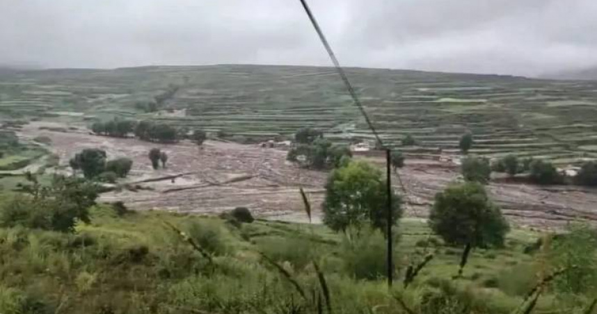 大陸甘肅省蘭州市榆中縣爆發山洪與泥石流釀重創　已致10死33失聯。（圖／翻攝自微博）