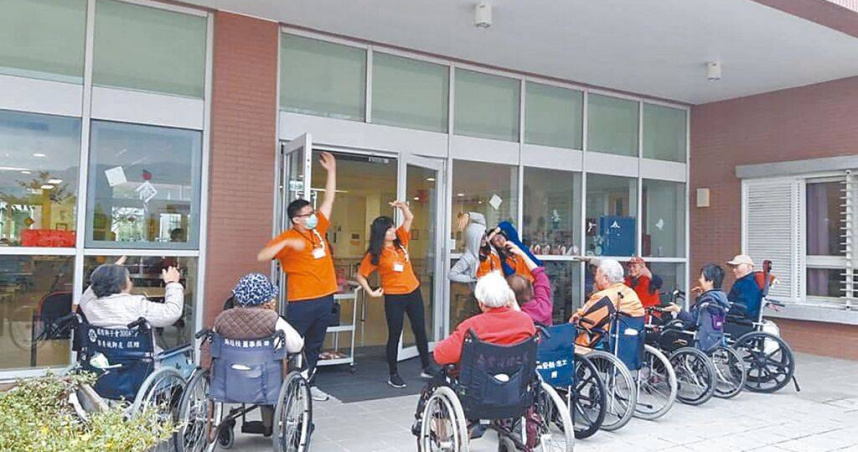 門諾壽豐護理之家有看護幫長輩洗澡時在網路直播引發爭議，護理之家對看護停職展開調查。（圖／摘自門諾壽豐護理之家臉書／中國時報王志偉花蓮傳真）