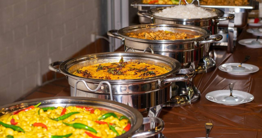 一名餐廳老闆分享外食三大地雷菜色，連冰塊機也暗藏風險。（示意圖／Pixabay）