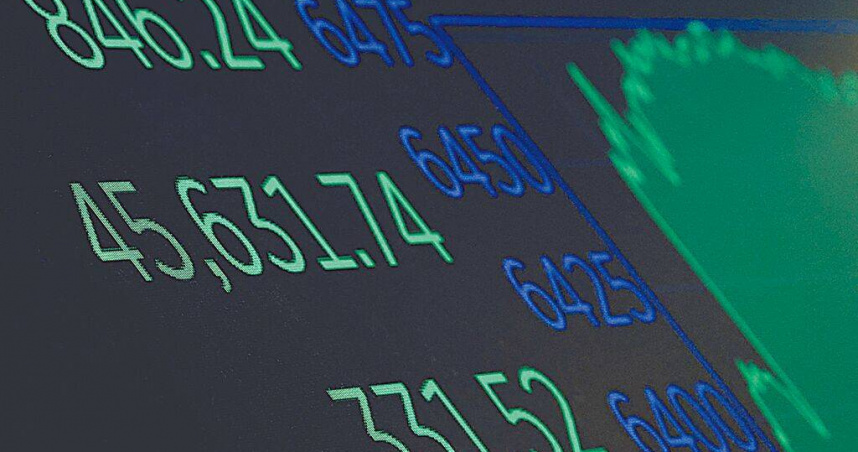 美國聯準事會主席鮑爾22日釋出鴿派訊息。美股四大指數齊漲，其中道瓊工業指數大漲846.24點。（圖／路透）