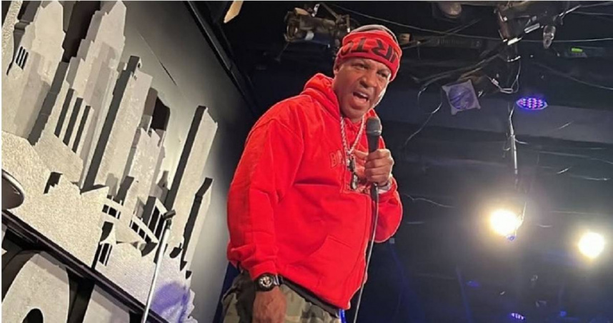 美國喜劇男演員卡羅爾（Reggie Carroll）驚傳在密西西比州索薩文遭槍擊身亡，享年52歲。（圖／翻攝自Instagram／comedianreggiecarroll）