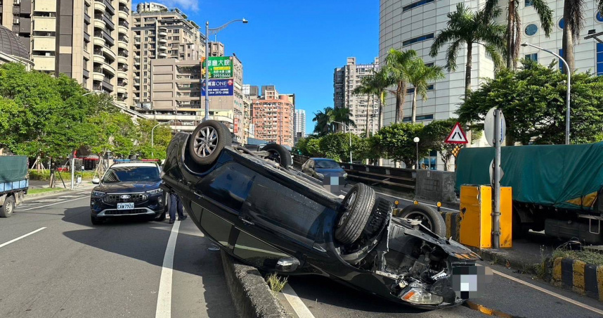 三重男疑疲勞駕駛自撞分隔島，翻車後自行脫困無礙。（圖／翻攝畫面）