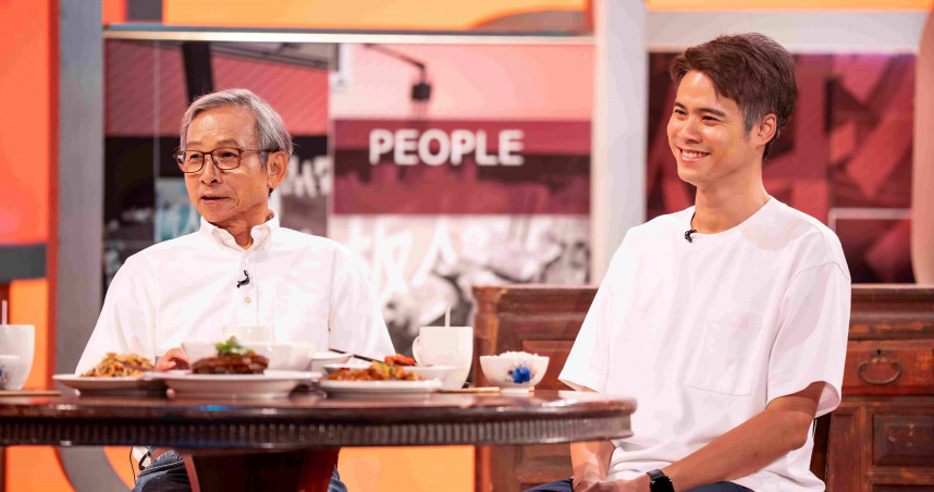 吳定謙（右）4年前得子，吳念真（右）升格為阿公。（圖／TVBS提供）