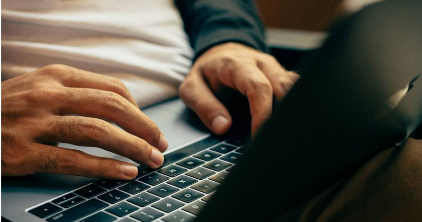 台中一對夫妻在2019年因感情不和分居。丈夫搬到高雄與子女同住後，卻在2023年上網觀看成人影片時，發現拒絕與他行房的妻子將與他人發生性行為的過程拍成影片上傳網路供他人觀賞。（示意圖／翻攝unsplash）