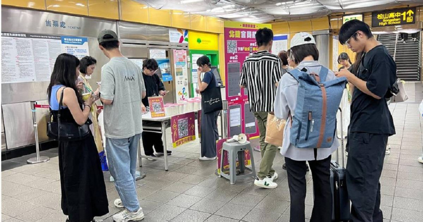 為推廣「台北捷運go」App，台北捷運公司近日在平時人潮較多的捷運站招募會員，只要加入會員就可以拿免費的手搖飲、小餅乾甚至是花卉公司提供的玫瑰花。（圖／中時記者丁上程攝）