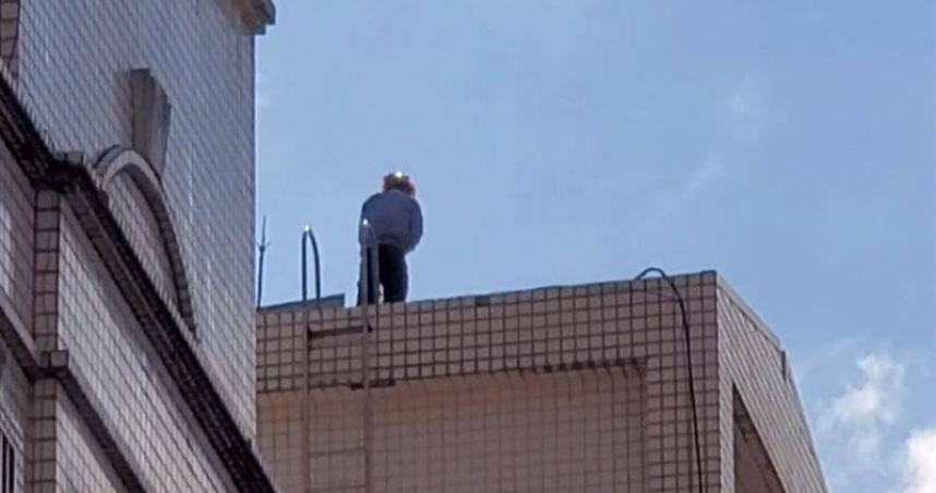 台北市文山區一棟住宅大樓水塔內發現一具遺體，住戶喝屍水數日。（圖／翻攝畫面）