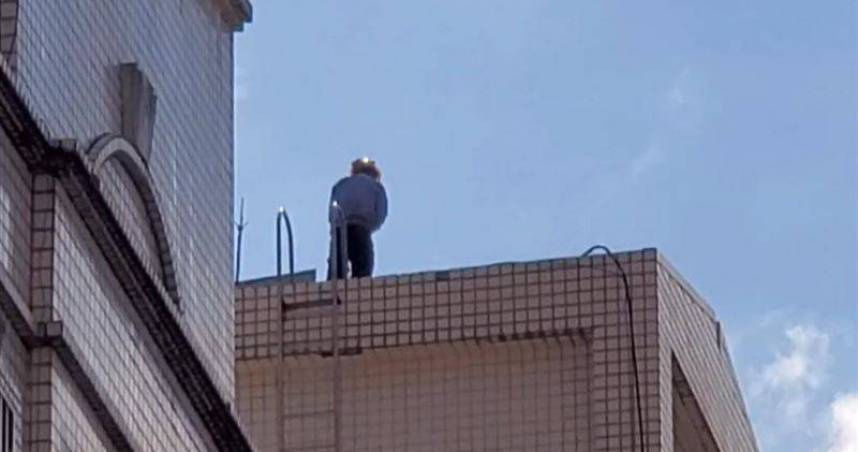 台北市文山區一棟住宅大樓水塔內發現一具遺體，住戶喝屍水數日。（圖／翻攝畫面）