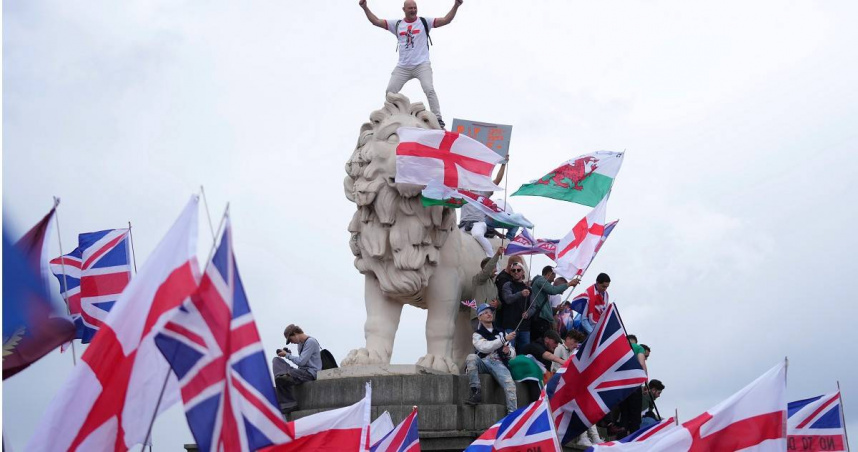 英國倫敦市中心13日爆發數十年來規模最大的極右翼集會。（圖／達志／美聯社）