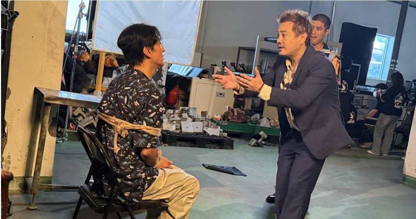 綠茶（右）申鉉濬（左）有綁架對手戲。（圖／童心娛樂提供）