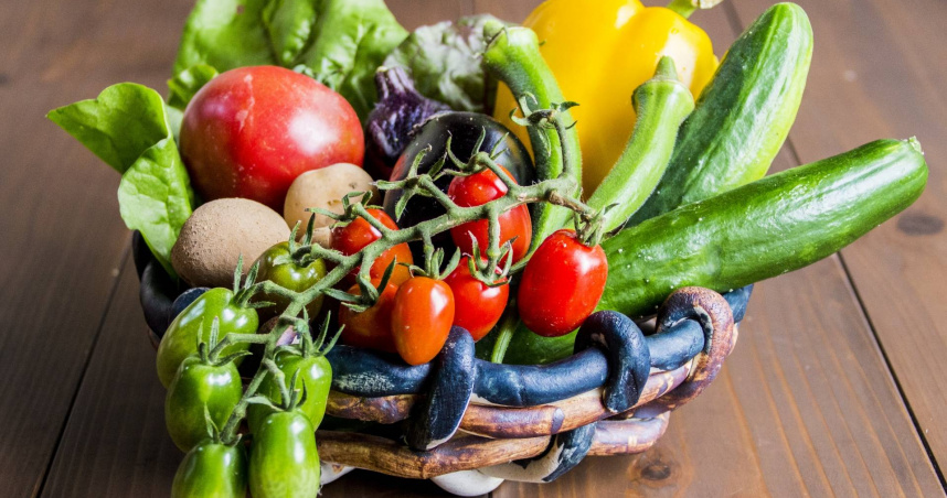 邱筱宸提醒，素食飲食應注意蛋白質攝取，若缺乏豆類、全穀、堅果和蔬果的均衡搭配，也可能有脂肪肝的風險。（示意圖／翻攝自photoAC）